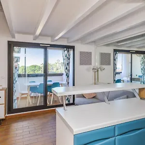 https://nice-duplex-flat-with-seaview-loggia-and-pool-in-six.fr-provencehotel.com